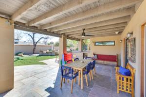 eine Terrasse mit einem Holztisch und Stühlen in der Unterkunft Uptown Phoenix Studio Casita with Outdoor Pool! in Phoenix