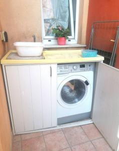 卡斯特非達多的住宿－Casa Soprani - Relax Marchigiano，洗涤槽下的洗衣机