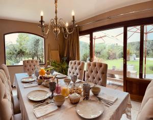 a dining room with a table with food on it at Casa Cayé Solar del Plata in Vistalba