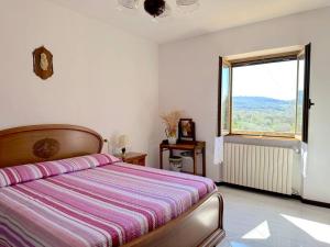 セッジャーノにあるTuscany Panoramic View - Relax in Val D'Orciaのベッドルーム1室(ベッド1台、大きな窓付)