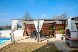 Swimmingpoolen hos eller tæt på Charming Apartments Rose 1&2 with pool