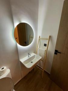 y baño con lavabo, espejo y aseo. en Brand New Modern 2 BR Apartment with Swimming Pool, Netflix & IPTV en Marrakech