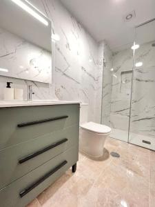a white bathroom with a sink and a toilet at Descanso y Encanto en Vilaflor in Vilaflor