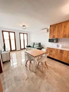 a living room with a table and a kitchen at Descanso y Encanto en Vilaflor in Vilaflor
