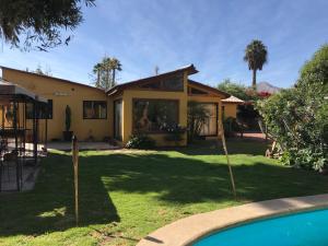 een huis met een tuin met een zwembad bij Gran Casa a pasos Casino ANTAY in Copiapó