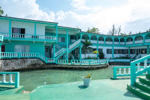 duży niebieski budynek z wodą w obiekcie Ocean View King Room at Sahara Hotel w mieście Montego Bay