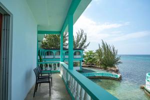 vistas al océano desde el balcón de una casa en Ocean View King Room at Sahara Hotel, en Montego Bay
