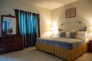 Voodi või voodid majutusasutuse Ocean View King Room at Sahara Hotel toas