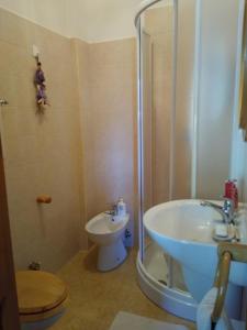 La salle de bains est pourvue d'une douche, de toilettes et d'un lavabo. dans l'établissement Scopello Vacanze, à Scopello