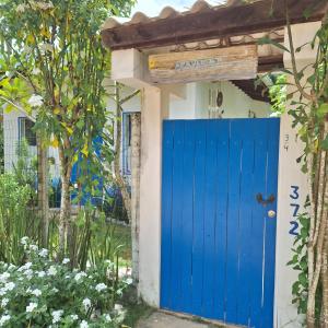 Pousada PraiAmar في سانت أندري: الباب الأزرق أمام المنزل