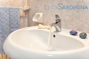 A bathroom at Alghero Villa Barranch with sea view swimming pool for 6 people