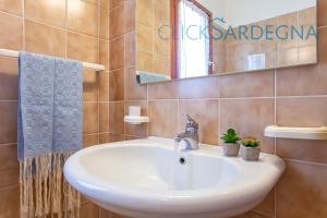 A bathroom at Alghero Villa Barranch with sea view swimming pool for 6 people