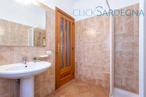 A bathroom at Alghero Villa Barranch with sea view swimming pool for 6 people