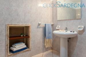 A bathroom at Alghero Villa Barranch with sea view swimming pool for 6 people