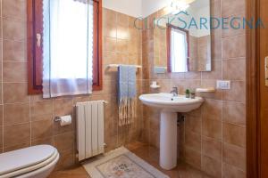 A bathroom at Alghero Villa Barranch with sea view swimming pool for 6 people