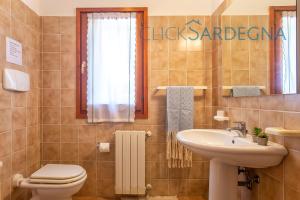A bathroom at Alghero Villa Barranch with sea view swimming pool for 6 people