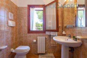 A bathroom at Alghero Villa Barranch with sea view swimming pool for 6 people