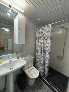 A bathroom at Jimmy's rooms nea potidea