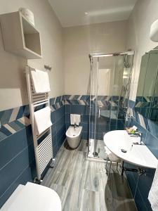 een badkamer met een toilet, een douche en een wastafel bij Hotel Riviera in Porto San Giorgio