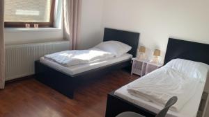 two beds sitting in a room with a window at Zimmer in Wohnung, Monteure, Zentral, in Enger