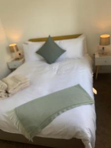 Rúm í herbergi á Bayview House Dungloe