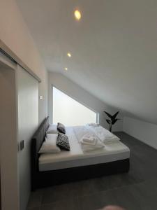 een bed met twee kussens in een kamer bij Wunderschöne DHH am Tor zum Allgäu in Primisweiler