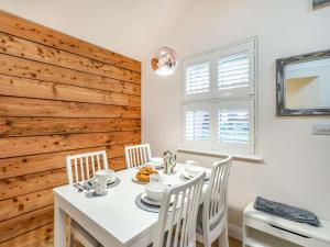 een eetkamer met een witte tafel en stoelen bij 1 Bed in Lytham 86044 in Saint Annes on the Sea