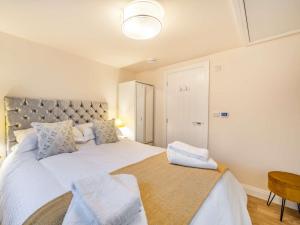 een slaapkamer met een groot wit bed en een tafel bij 1 Bed in Lytham 86044 in Saint Annes on the Sea