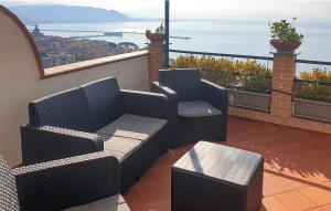 balcone con sedie, tavolo e vista sull'oceano di Casa Gabriella a Vietri