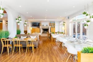 ein Restaurant mit Tischen und Stühlen und einem Kamin in der Unterkunft Mar Hotels Alcanada in Port d'Alcúdia