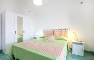 - une chambre avec un lit et une couette verte dans l'établissement Casa Gabriella, à Vietri