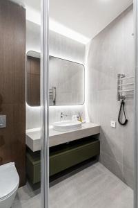 ein Badezimmer mit Waschbecken und Toilette in der Unterkunft Spacious luxury apt w/river view/terrace Paupys in Vilnius