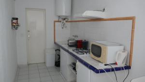 eine Küche mit einer Arbeitsplatte mit einem Computer darauf in der Unterkunft Mas de Dard in Saintes-Maries-de-la-Mer