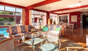 un soggiorno con sedie, tavolo e piscina di Myflats Villa Albufereta Hideaway ad Alicante