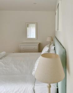 una camera da letto con un letto con una lampada e uno specchio di Saldanha Guest House a Lisbona