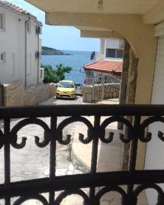 desde el balcón de una casa con coche amarillo en Villa Pavlovic - 30m from the beach, en Kruče