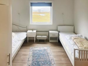 เตียงในห้องที่ 8 person holiday home in Bremanger