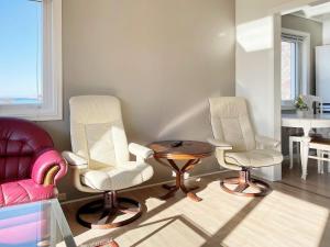 พื้นที่นั่งเล่นของ 8 person holiday home in Bremanger