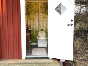 uma casa de banho com um WC através de uma porta em Holiday home VIKBOLANDET III em Arkösund