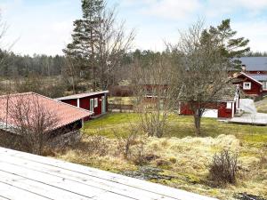 Holiday home VIKBOLANDET III في Arkösund: اطلاله على ساحه بها بيوت واشجار