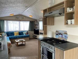 Dapur atau dapur kecil di 23 The Lawns Pevensey Bay Holiday Park