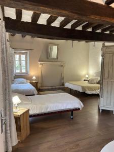 1 dormitorio con 2 camas en una habitación en Gite de Foulleray n 14, en Rouez