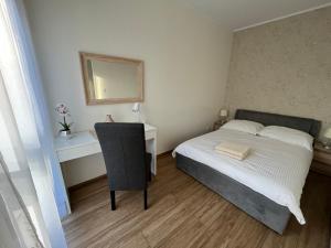 um quarto com uma cama, uma secretária e um espelho em Apartamenty Kielce- Apartament Komfort przy Baseny Tropikalne, Kadzielnia, parking, faktura em Kielce