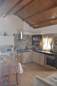 a kitchen with a table and a dining room at Casa Rural Arguayoda in Alajeró