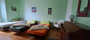 una camera con due letti e una sedia e un pianoforte di Green Tricolore a Milano