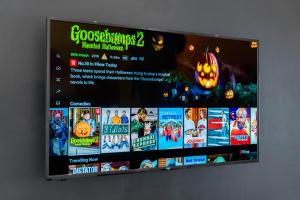 En TV eller et underholdningssystem på Stylish Apartment with Free Wifi & Netflix 49aG
