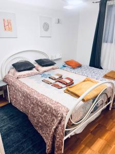 um quarto com uma cama com toalhas em Maison d'une chambre avec wifi a Vigneux sur Seine em Vigneux-sur-Seine
