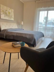 una camera con letto, tavolo e sedia di Bella Vita Guesthouse -parcheggio privato interno ad Arona