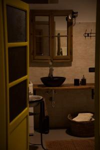 baño con lavabo y encimera con espejo en la Breda en Corte Franca