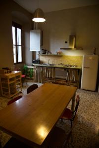 cocina con mesa de madera y nevera en la Breda en Corte Franca